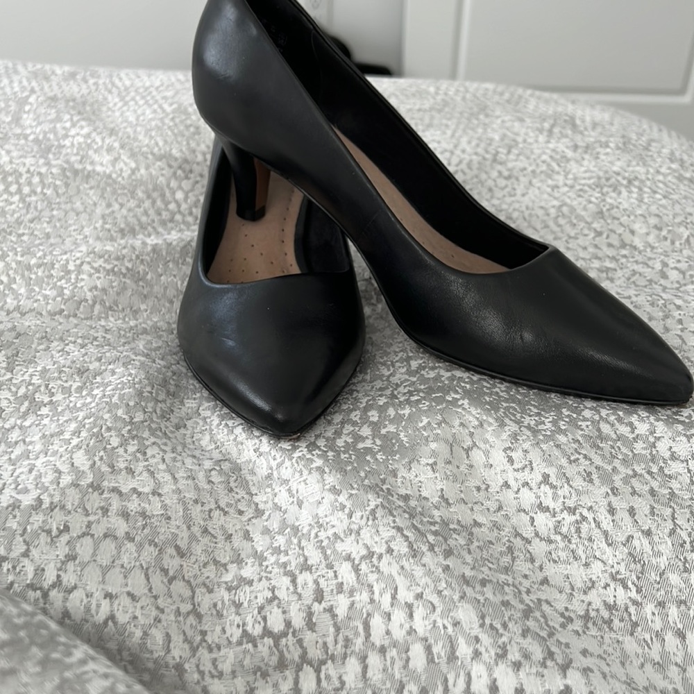 Collection by Clarks size 7.5 US Black Leather Kitten Heel